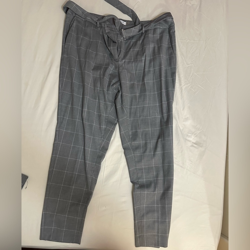 Gray and white platter, pantsuit